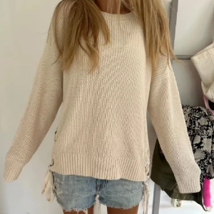 Stickad tröja - Fin stickad tröja med knytning på sidan  (Lånade bilder)