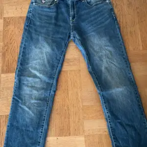 Säljer ett par klassiska blå jeans från Guess i bra skick. 