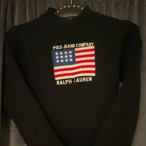 Ralph lauren Sweater USA - Fin tröja från Ralph lauren med USA flaggan. Den är använd men har inga fläckar eller hål. Perfekt nu för de kalla dagarna. (Dam storlek). Kontakta gärna vid frågor 