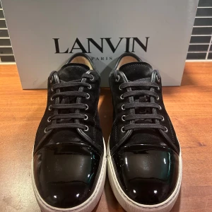 Lanvins - Tjena, säljer dessa extremt populära och snygga skorna från Lanvin, nypris: 5200kr. Köpta på NK, kvitto finns. Vid köp tillkommer även allt og. Jag kommer tvätta med clean kit och även limma fast sulan som skavts upp (bild 4). Skorna är annars i väldigt bra skick utåt, enbart sulan som blivit lite gulaktig men enkelt att fixa. Kontakta!!!