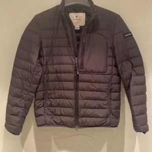 Woolrich dunjacka - Hej, säljer denna Woolrich jacka som är i nyskick då tags finns kvar, har endast blivit använd några få gånger. 💯Den är i storlek S men passar även M, perfekt nu till våren. 🌸🍃 (Nypris ~ 3000kr) Hör av dig om du har någon fråga😁🙏