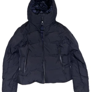 Uniqlo jacka - En mörkblå uniqlo jacka som är i nyskick, knappt använd. Nypris runt 1700 har jag för mig. Varm och skön. Pris kan diskuteras 