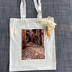 Totebag - Hejj! Jag driver uf företaget Handala UF o säljer tygpåsar med vackra unika motiv som bär på en djupare mening.🇵🇸 Det finns fem olika bilder och varje tygpåse kommer i två färger beige och svart. Detta är en av bilderna på väskorna(kolla min profil för att se resten). Kvaliteten är jätte bra och tål mycket. Varje väska kostar 85kr. Tveka inte på att höra av er vid frågor eller beställningar! Kolla våran ig- @_handala_uf 