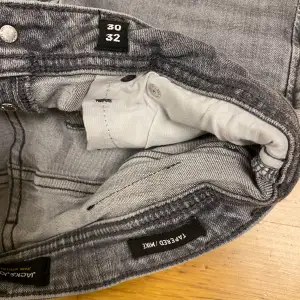 Tjena, säljer dessa feta gråa jeans från Jack and Jones i storlek 30/32 modellen heter tapered Mike och de är i väldigt bra skick. Tveka inte att kontakta mig om du har några frågor.