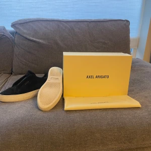 Axel arigato skor - Säljer ett par snygga och stiliga arigatos. Dem är köpta i butik och använda på ett sparsamt sätt.  Tveka att höra av er om ni har frågor😁