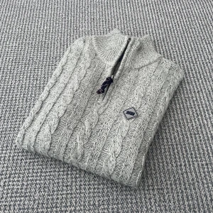 Stickad Halfzip - Säljer en snygg grå stickad halfzip tröja från Jack & Jones. Skick 9/10 ingen tecken på användning 🙌 Storlek S men passar mer som M 💯tveka inte att höra av dig vid frågor 💭 