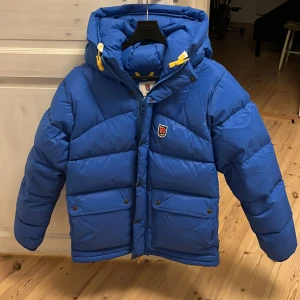 Fjällräven jacka. HELT NY - Säljer min nya fjällräven jacka i storlek M. Säljer pga att den va för stor. Den är endast testade inne! Pris 5000. Nypriset är 7000kr