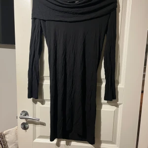 Off Shoulder Klänning - Off Shoulder klänning från Lindex Storlek XS Bra skick