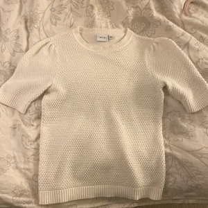 Kortärmad blus - Superfin kortärmad blus med puffärmar från vila, knappt använd och är i bra skick.