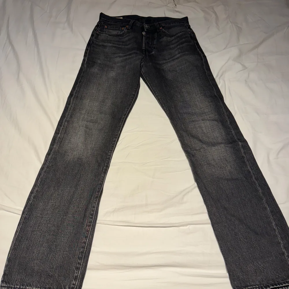 Mörkgrå Levis 501 jeans Nypris 1100 W29 L32. Jeans & Byxor.