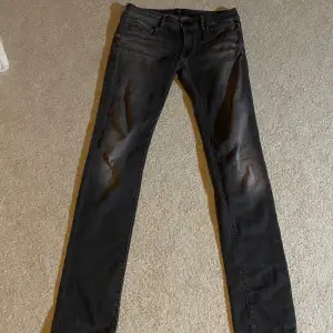 Säljer dessa svarta replay jeans i storlek 30/34. Pris går att diskutera!