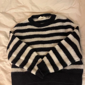 Randig stickad tröja  - Jätte fin vit och blå randig stickad tröja från hm 