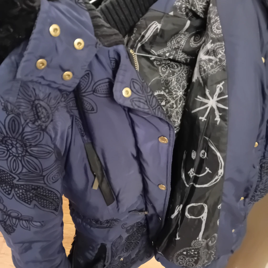 Blå mönstrad jacka med pälsdetaljer - 91