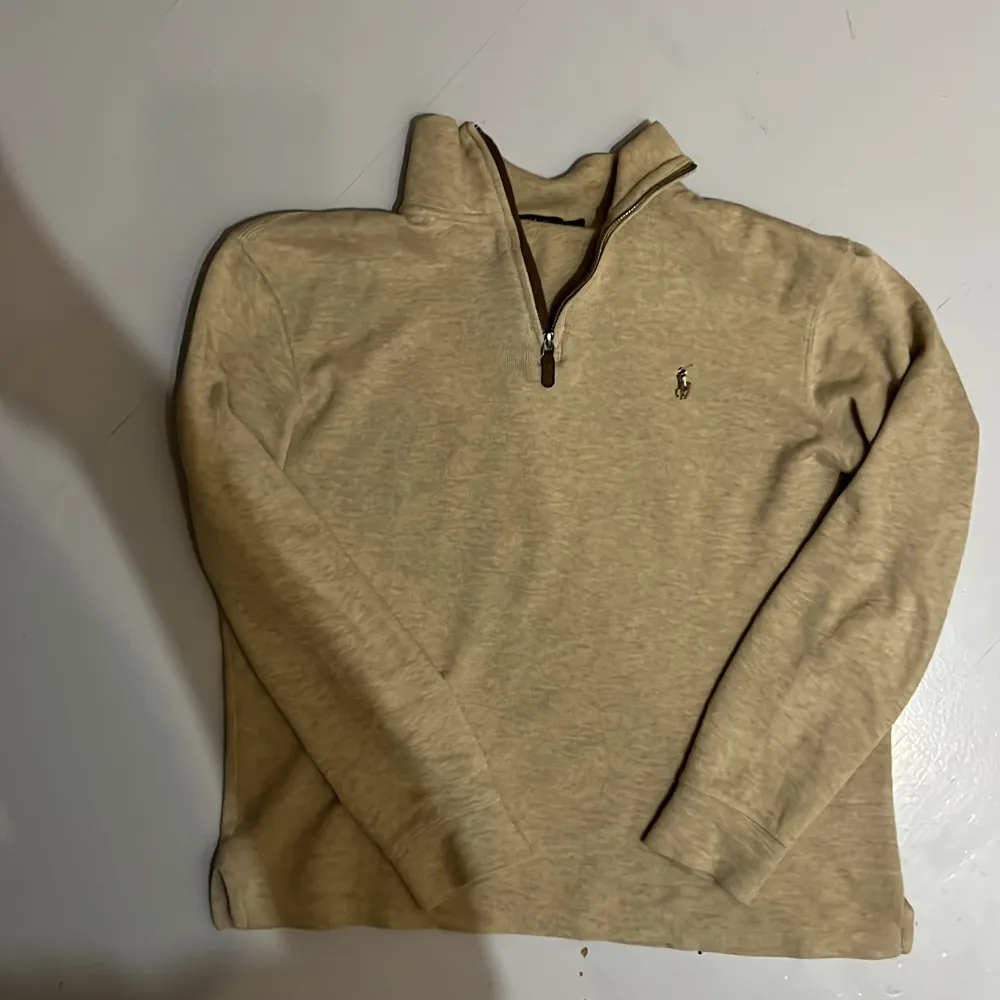 Säljer en mycket fin Ralph lauren zip som ja köpte på Plick men va för liten. Den är knappt använd och ägaren innan hade haft den liggande i 1 år så är som ny. Tröjan passar 170-180. Priset är förhandlingsbart😉🙌. Tröjor & Koftor.