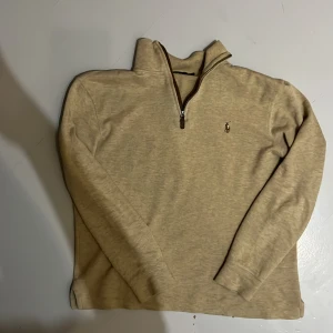 Ralph lauren zip - Säljer en mycket fin Ralph lauren zip som ja köpte på Plick men va för liten. Den är knappt använd och ägaren innan hade haft den liggande i 1 år så är som ny. Tröjan passar 170-180. Priset är förhandlingsbart😉🙌