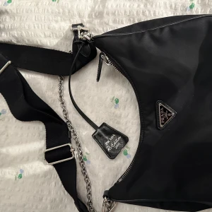 Prada - Säljer nu min fina Prada väska då den inte kommer till användning längre. Har tyvärr inte kvar kvitto eller kartong då det försvann i flytten. Därav priset. Den är i fint skick! 