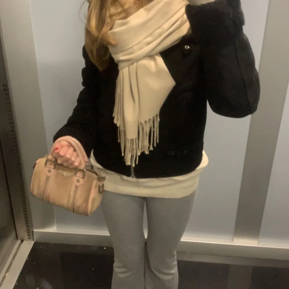 Säljer en superfin beige rosa Zadig sunny bag  i mocka material. Den har lite defekter men går att fixa med mockatvätt. Zadig väskan är en gammal modell som inte säljs längre. Den har två handtag och en justerbar axelrem. Väskan är dekorerad med snygga dragkedjor som gör väskan större. Ny pris på väskan ligger runt 3500kr. Väskan är perfekt för både vardag och fest! 👜✨. Väskor.