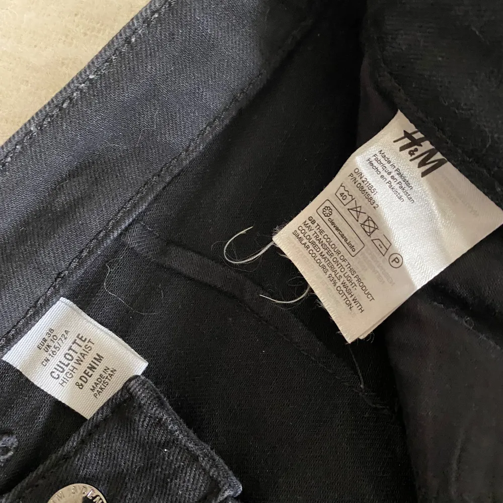 Svarta jeans i snygg modell och bra passform. Jag säljer dem då de är aningen för korta för mig (jag är 174 cm).. Jeans & Byxor.