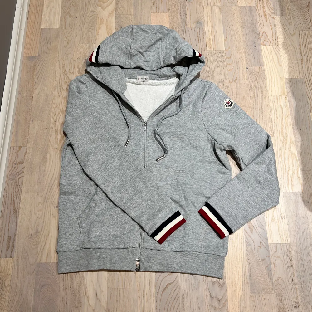 Säljer min moncler maglia hoodie. Storlek L men passar även M. Perfekt hoodie till vintern. Använd några gånger bara, bra skick. Pris kan diskuteras vid snabb affär!. Tröjor & Koftor.