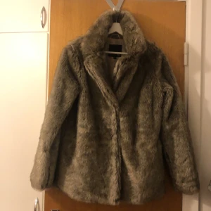 Grå-beige pälsjacka från Lager 157 - Säljer en supermjuk och fluffig grå pälsjacka från Lager 157 i storlek S. Jackan är perfekt för kalla dagar och har en stilren design med långa ärmar. Materialet är 65% akryl och 35% polyester med ett foder av 100% polyester. Den är i mycket bra skick och redo för vintern! ❄️