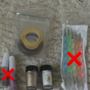 Nagel kit - Nageltejp och nagelglitter. Allt är oanvänt möjligtvis testat. 1 för 20kr annars allt för 40kr💞
