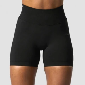 ICIW Träningsshorts  - Säljer mina fina träningsshorts då jag ångrade mig och inte hann skicka tillbaka. Endast testade på 1 gång och aldrig använda vilket är därför jag säljer de. Nypris är 499kr men mitt pris är 250kr☺️