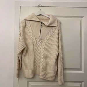 Beige stickad tröja från GANT - Säljer en superfin beige stickad tröja från GANT. Den har en halv dragkedja och en snygg krage som ger en extra touch. Perfekt för höst och vinter, och den är i mycket bra skick. Tröjan är både varm och stilren, perfekt för kyliga dagar. 🧥✨