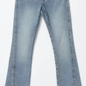 Gina tricot jeans twisted bootcut jeans !  - Slutsålda twisted bootcut jeans från Gina tricot💖 de är knappt använda så de har inga defekter och är som nya.  De är köpta i augusti i år, de passar mig som är 166 eller kortare !! skriv för fler bilder eller frågor 💕💕 Pris är diskuterbart!❣️ 