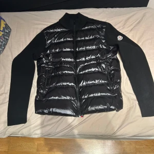 Moncler jacka - Säljer denna moncler jacka som fortfarande är i perfekt skick, haft den i ca 1 år. Den är riktigt varm och kan användas till både vintern och höst/vår. Riktigt bra kvalite så hör av er vid intresse