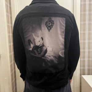 Limitato tröja - Säljer en riktigt snygg limitatotröja i strl M, i ett väldigt fint skick. Nypris ca 5 tusen. Modellen på bilden är 180 cm