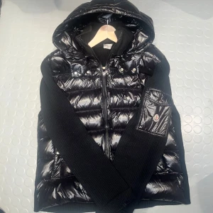 Moncler Cardigan  - Tjena säljer Dena tvär feta Moncler cardiganen som är parfekt nu till hösten, Säljer på grund av att inte kommer till användning , den är xl men den är kort i storleken så skulle säga att den e m-L 