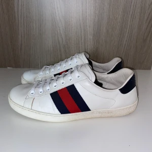 Gucci skor - Hej, säljer nu mina trendiga skor från Gucci. Skorna är mycket fint skick. De är storlek 6,5 (Gucci storlek) vilket är 41 EU. Hör av er vid frågor eller funderingar⭐️👍