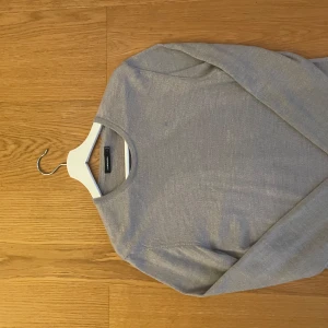 J.lindberg tröja  - Tunn j.lindberg tröja utan defekter och passar som vanlig storlek m. Knappt använd då den är för liten för mig eftersom jag vanligtvis har storlek L.