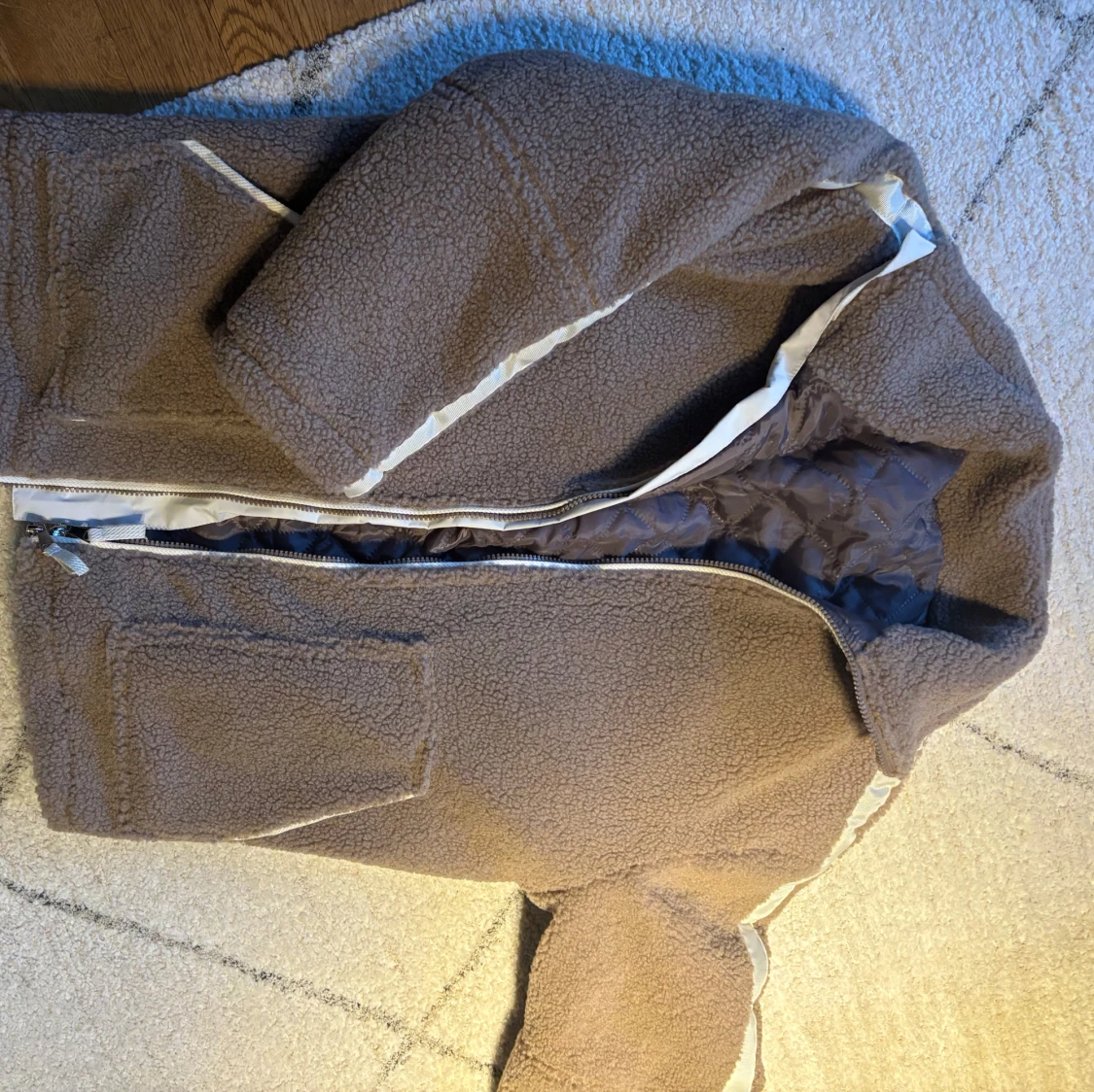 Brun teddyjacka med dragkedja