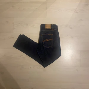 NUDIE JEANS - Nudie Jeans i den populära slim/ straight modellen Steady Eddie | Storlek: 31/32 men - Skicket är super bra - Mitt pris: 429- Nypris: Ca 1800   Hör gärna av dig om du har några frågor.//AU_Archive