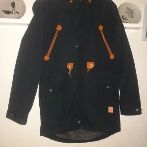 Höst/Vinter jacka - Höst/vinterjacka är som Ny knappt använd, jättefin..