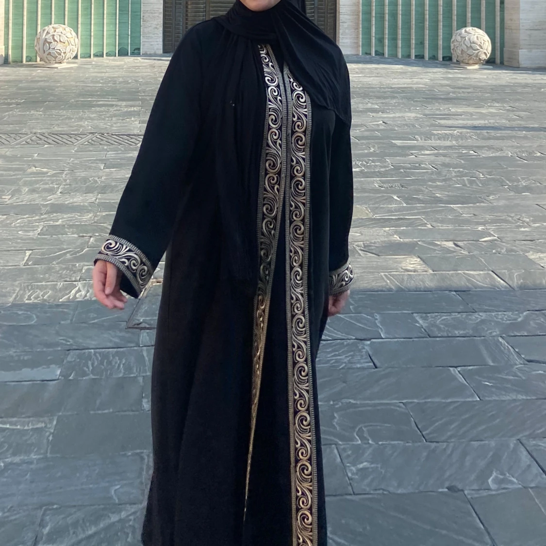 Lyxig abaya med guldbroderi - 90