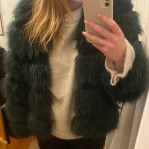 Pälsjacka! - Säljer min mörkgröna pälsjacka då den inte kommer till användning längre ❤️ lånad bild.
