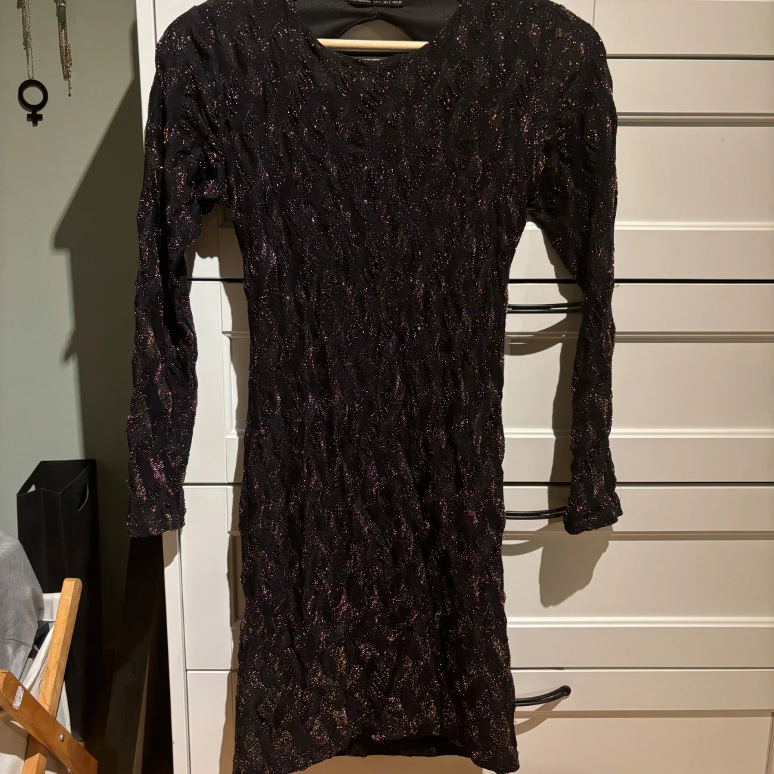 Svart-och guldglittrig klänning från zara