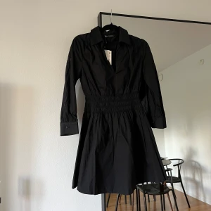 Svart klänning - Så snygg svart klänning från Zara, prislapp kvar 🖤