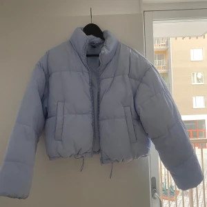 Ljusblå pufferjacka - Säljer en superfin ljusblå pufferjacka från h&m i storlek S!  Helt perfekt för både höst och vinter! Säljs då den inte kommer till användning längre