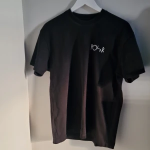 POLAR SKATE T-SHIRT  - POLAR SKATE T-SHIRT med stort tryck bak. Loose fit. Använd endast ett fåtal gånger. Så trycken är skarpa och ser helt ny ut. 