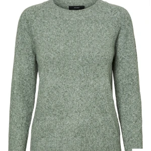 Grön stickad tröja från Vero Moda - Säljer en supermysig grön stickad tröja från Vero Moda i storlek XS. Perfekt för kyliga dagar med sin mjuka och varma känsla. Tröjan har en klassisk rund hals och långa ärmar. Passar perfekt till både vardag och mysiga hemmakvällar. 🍃