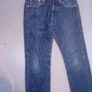 Levis jeans i blå denim - Säljer ett par klassiska Levis jeans i blå denim. De har en straight passform och är i bra skick. Perfekta för vardagsbruk och kan matchas med nästan vad som helst. De har den ikoniska Levis-lappen på baksidan och fem fickor.