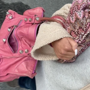 Balenciaga väska - Säljer min fina Rosa Balenciaga city bag i superbra skick!🎀💕🎀jag har äktighetsbevis på papper och kod som står i väskan. Lägg prisförslag 