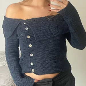 Zara tröja - Säljer min Zara tröja, använd 1 gång och därmed inga defekter💗köpt för 379kr💕 Tröjan är även slutsåld på hemsidan!