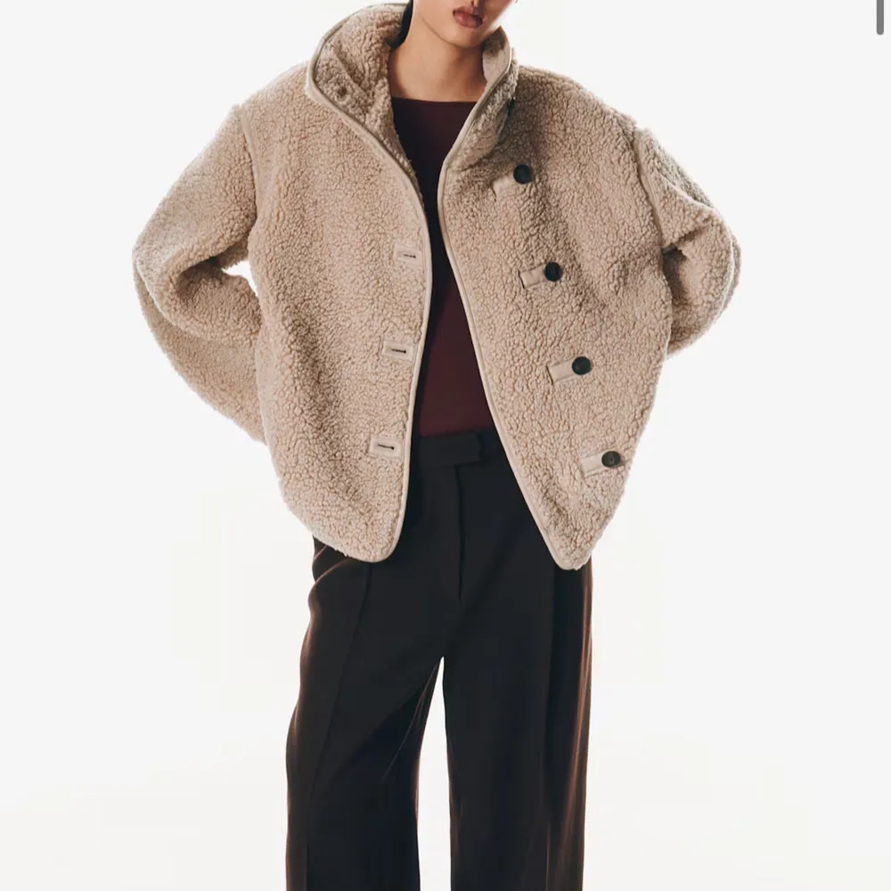 Mysig beige teddyjacka från H&M i storlek XS. Den är helt ny och lappen är kvar, slutsåld på hemsidan. Bilderna är tagna i mörker därav ser färgen annorlunda ut. Pris kan diskuteras💕🧥✨. Takit.