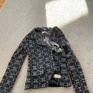 Mönstrad stickad jacka från Odd Molly - Super fin stickad Odd Molly kofta med knyte på sidan. Den är tyvärr tvättad på fel sätt och då krympt, skulle säga att den är mer en 0a.