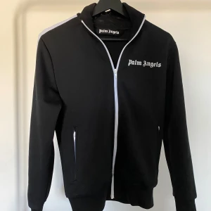 Svart Palm Angels tröja - Hej! Säljer nu min svarta Palm Angels tröja i storleken XS. Säljer den då jag inte använder den så mycket. Den är bara använd ett fåtal gånger och är i ett mycket bra skick. Tröjan är köpt från Farfetch och kvitto finns. Mvh Arvid😀
