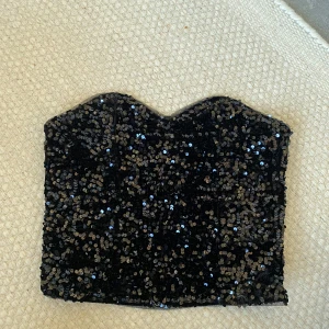 Glitter topp only - Glittertopp med paljetter från only. Använd förra nyår bara. Passar storlek S skulle jag säga men står M i, har dragkedja i sidan. 